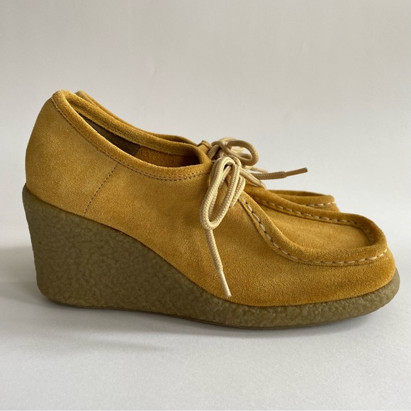 Candie’s Size 7 Woman’s Suede Tan Wedge - Picture 4 of 7
